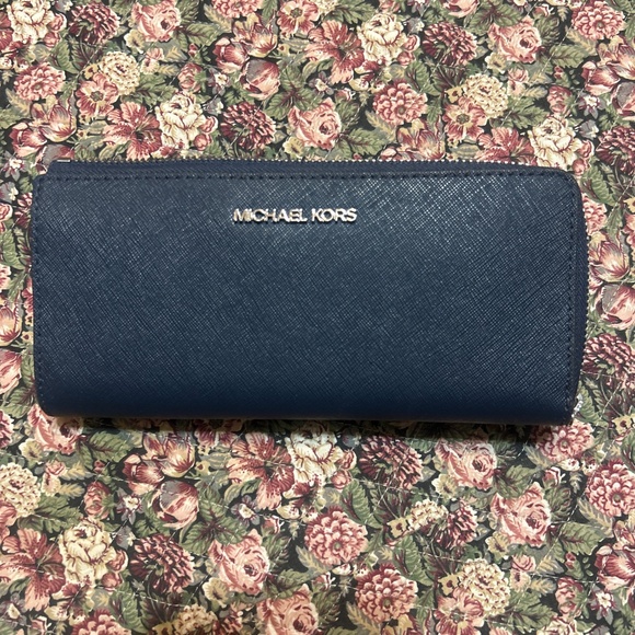 MK Jet Set Shoulder Tote with Wallet - Picture 5 of 6